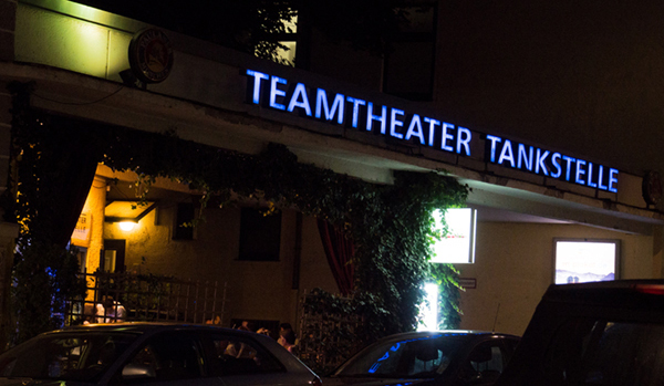 Pictute Teamtheater tankstelle